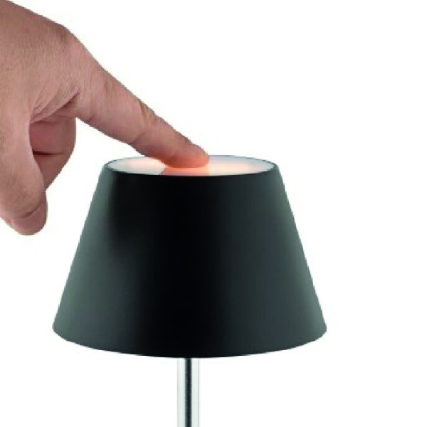 Mann bedient die Lampe mit der Touch-Funktion
