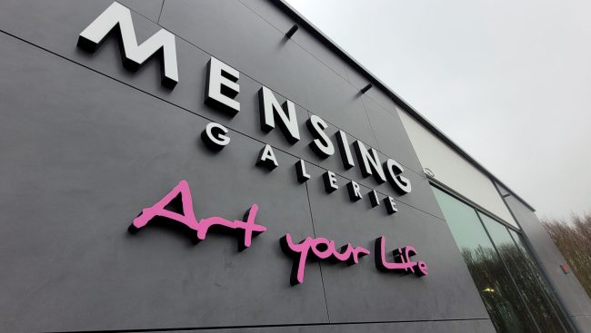 Außenfassade Beschriftung Mensing Galerie Profilbuchstaben an Außenfassade in Grau und Magenta