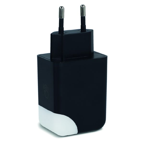 Aufsicht auf schwarzen Netzadapter mit weißer Applikation unten links