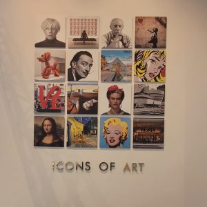 Bilder und Profilschriftzug auf weißer Wand