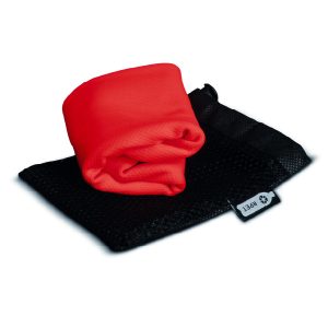 rotes Handtuch auf dem schwarzem R-PET Transportbeutel